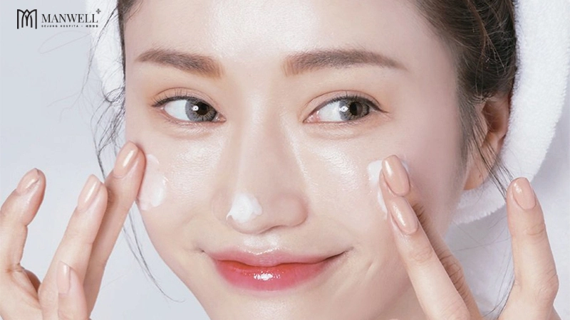 Dùng mỹ phẩm để cấp ẩm và tái tạo độ đàn hồi cho da