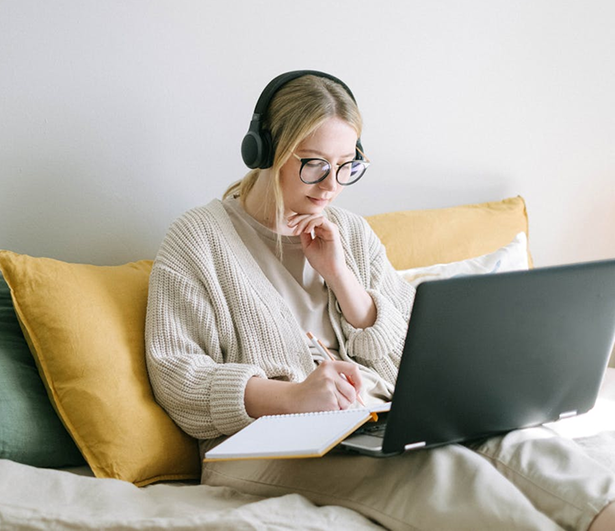 Junge Frau Mann sitzt am Laptop und verfolgt ein Online Webinar