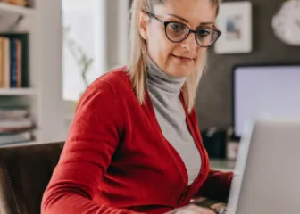 Persona comprando online desde un ordenador portatil