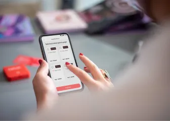Persona haciendo una compra online desde su smartphone