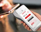 Persona pagando desde su smartphone a un tpv blanco de getnet