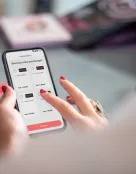 Persona haciendo una compra online desde su smartphone