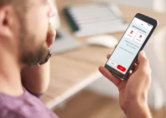 Persona consultando sus movimientos en la app de getnet desde su movil
