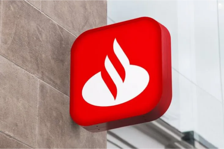 Banderola en la calle con el logo de Santander