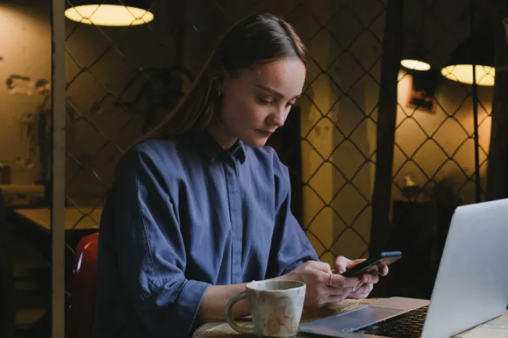 Persona pagando con un smartphone en un comercio online