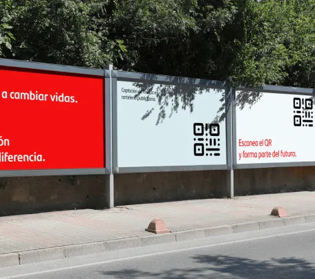 Valla publicitaria en la calle con un QR que funciona como enlace de pago