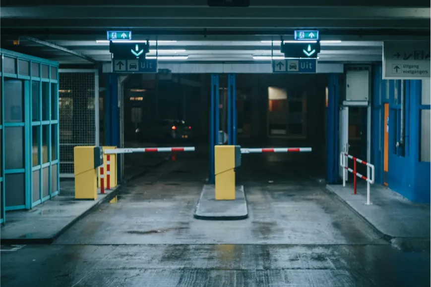 escena de entrada a parking
