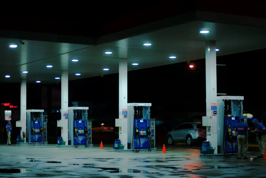 escena nocturna de los surtidores de una gasolinera