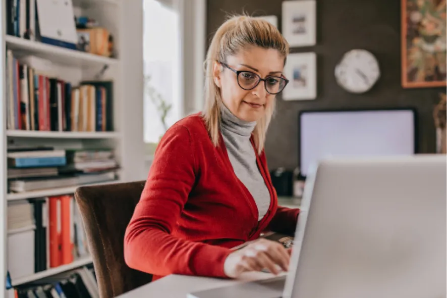 Persona gestionando sus finanzas desde el portal 