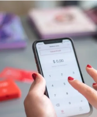 persona pagando desde un smartphone