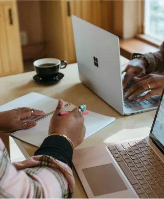 dos personas controlando sus finanzas desde un ordenador portatil con la banca online getnet