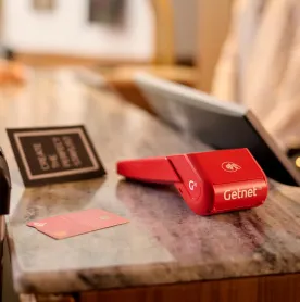 Persona pagando con una tarjeta de crédito en un datáfoto Getnet 