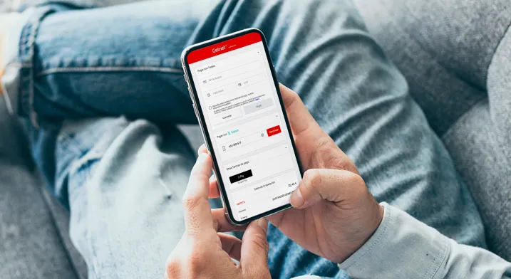 Persona con un smartphone controlando sus finanzas en la aplicacion de getnet