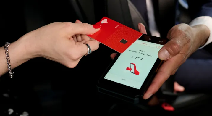 Persona pagando con una tarjeta de crédito en un datáfoto Getnet 