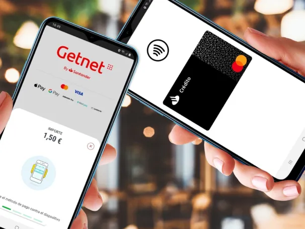 Persona pagando con un smartphone hacia otro smartphone con getnet