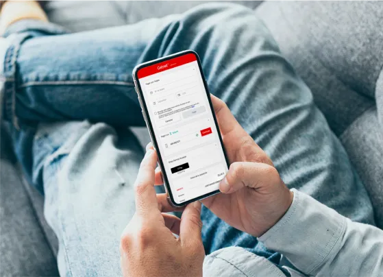 Persona sujetando un smartphone con la aplicacion de getnet 