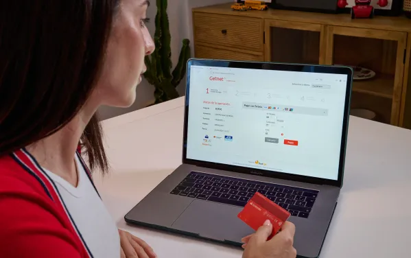 Persona pagando con una tarjeta de crédito en un comercio online