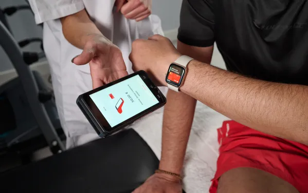 Persona pagando con un reloj inteligente en un smarphone