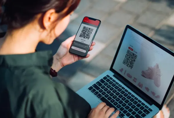Persona pagando con un smartphone en un comercio online
