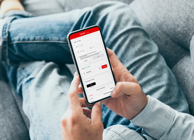 Persona utilizando la app de Getnet en un teléfono inteligente.