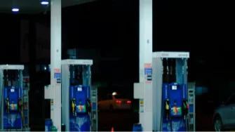 Vista nocturna de gasolinera
