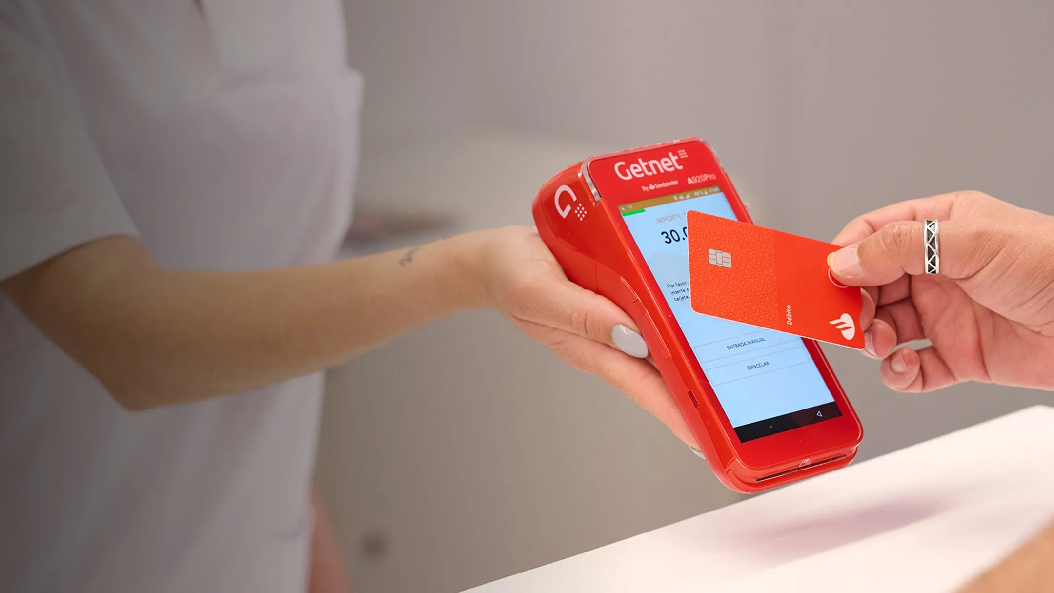 Persona pagando con una tarjeta de crédito en un 