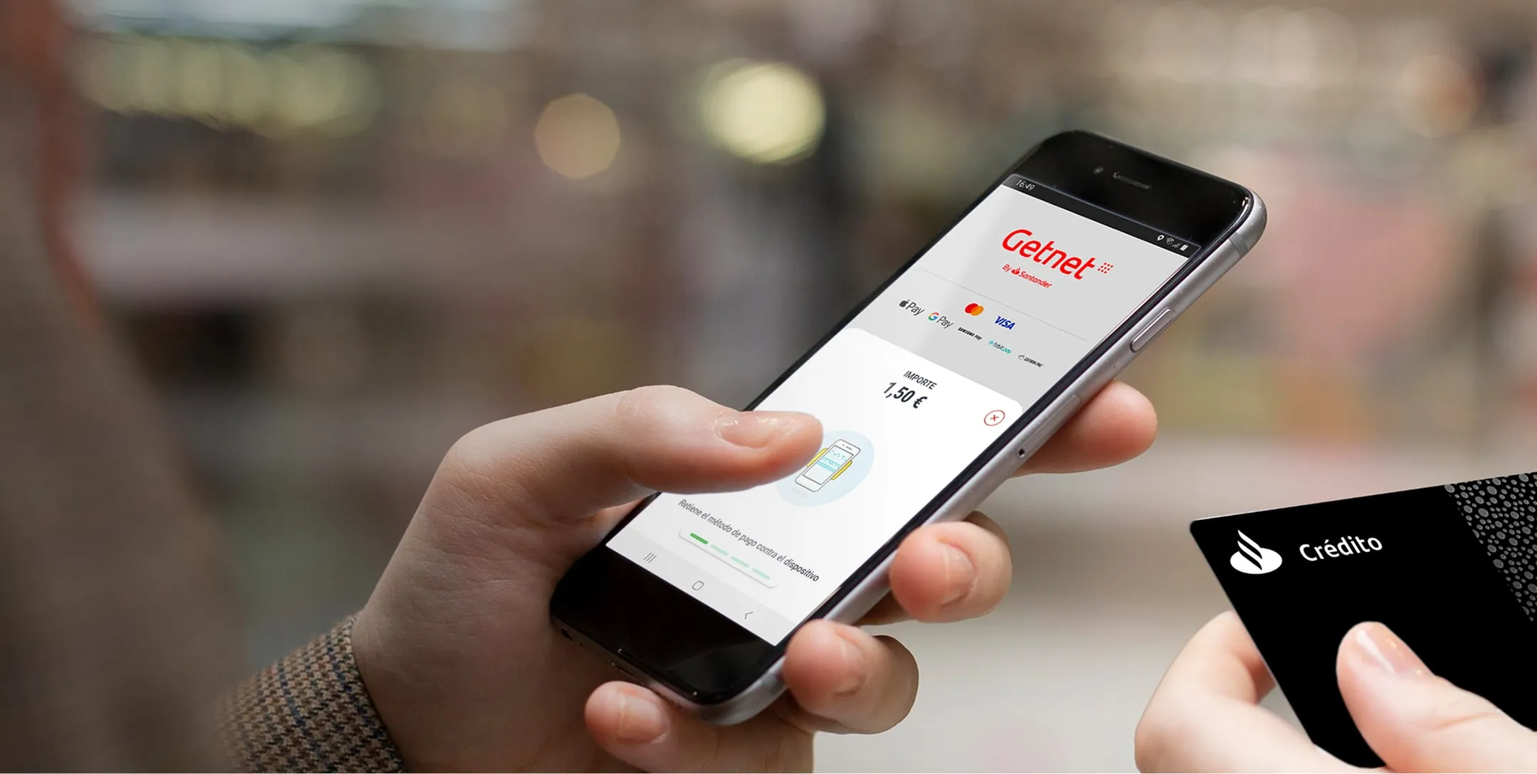 Persona utilizando la app de Getnet en un teléfono inteligente en un entorno urbano