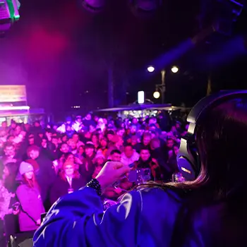 Katrin Mendelsohn als DJane beim Brandenburger Tor zur Silvesterparty 2024 verbindet Menschen mit ihrer Musik.