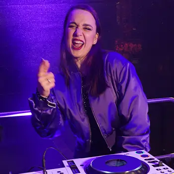 Katrin Mendelsohn als DJane auf der Silvesterparty 2024 in Berlin am Brandenburger Tor
