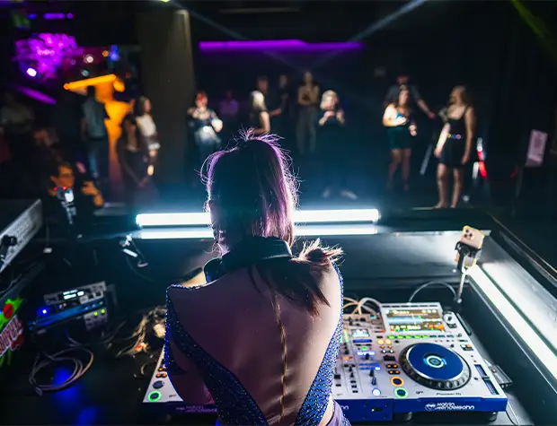Djane Katrin als Portrait mit Headset auf dem Kopf und spürt die Musik.