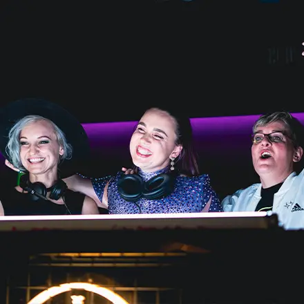 Katrin Mendelsohn als DJane auf der Silvesterparty 2024 in Berlin am Brandenburger Tor
