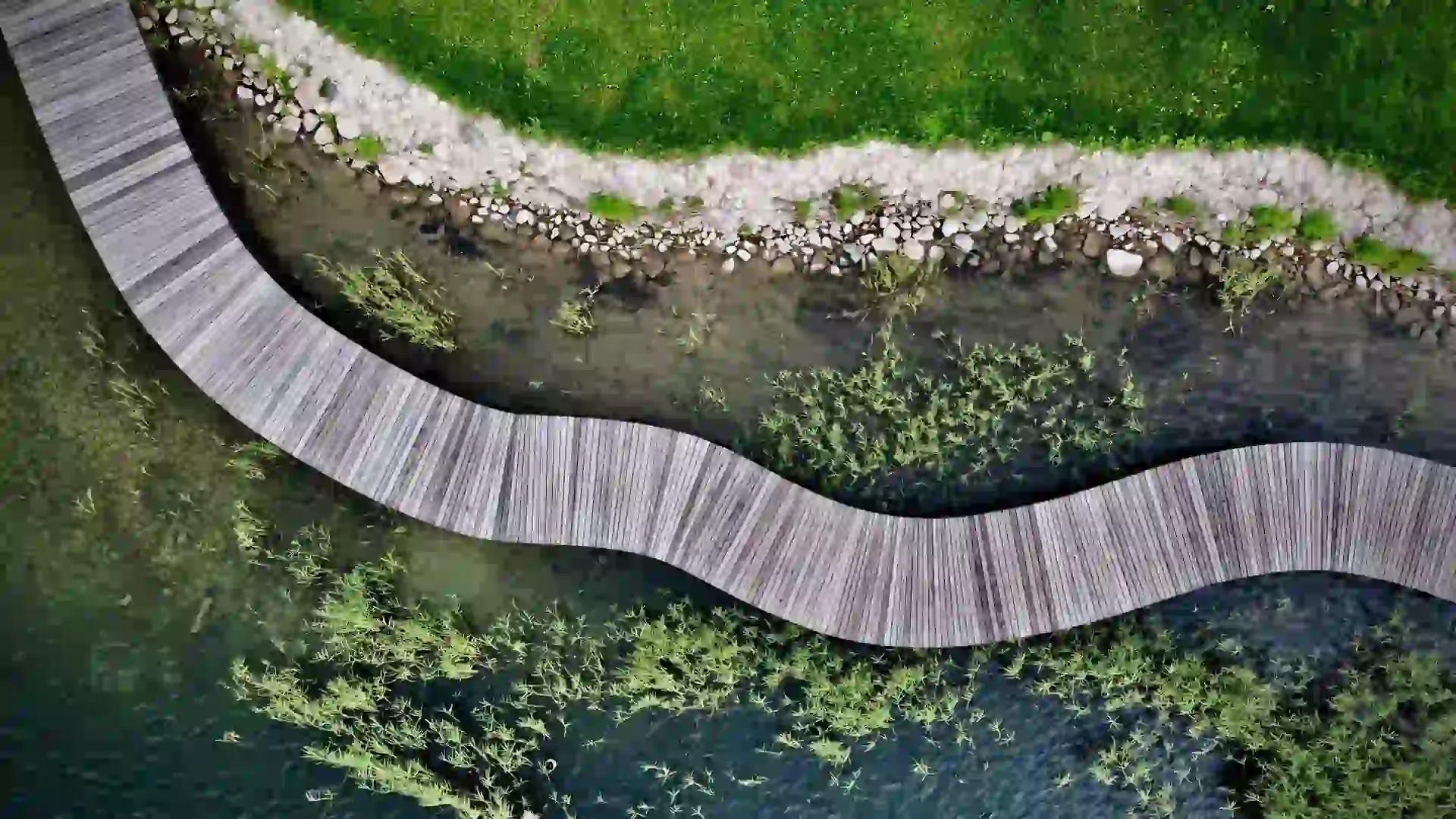 Un chemin dans l'eau servant comme une barrage