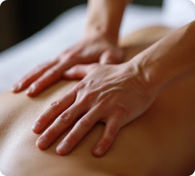 Un massothérapeute expérimenté applique une légère pression sur le dos du client pour le détendre.