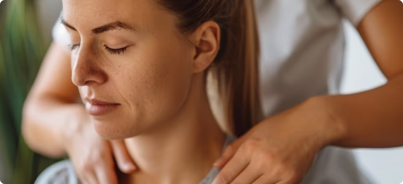 Une femme reçoit un massage rajeunissant du cou dans un cadre de spa professionnel paisible et serein.