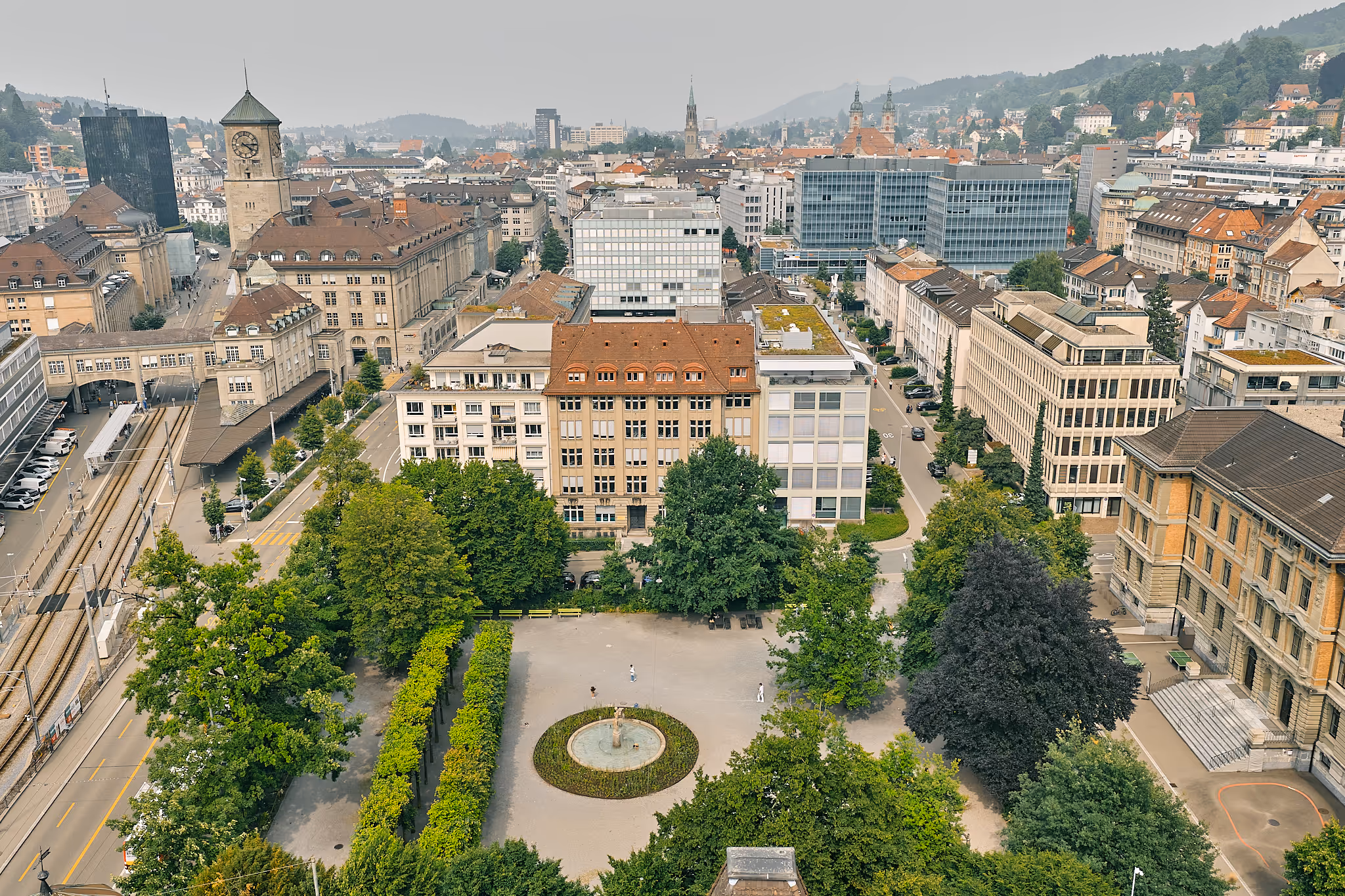 Luftaufnahme einer europäischen Stadt mit Platz, Bäumen und historischen Gebäuden