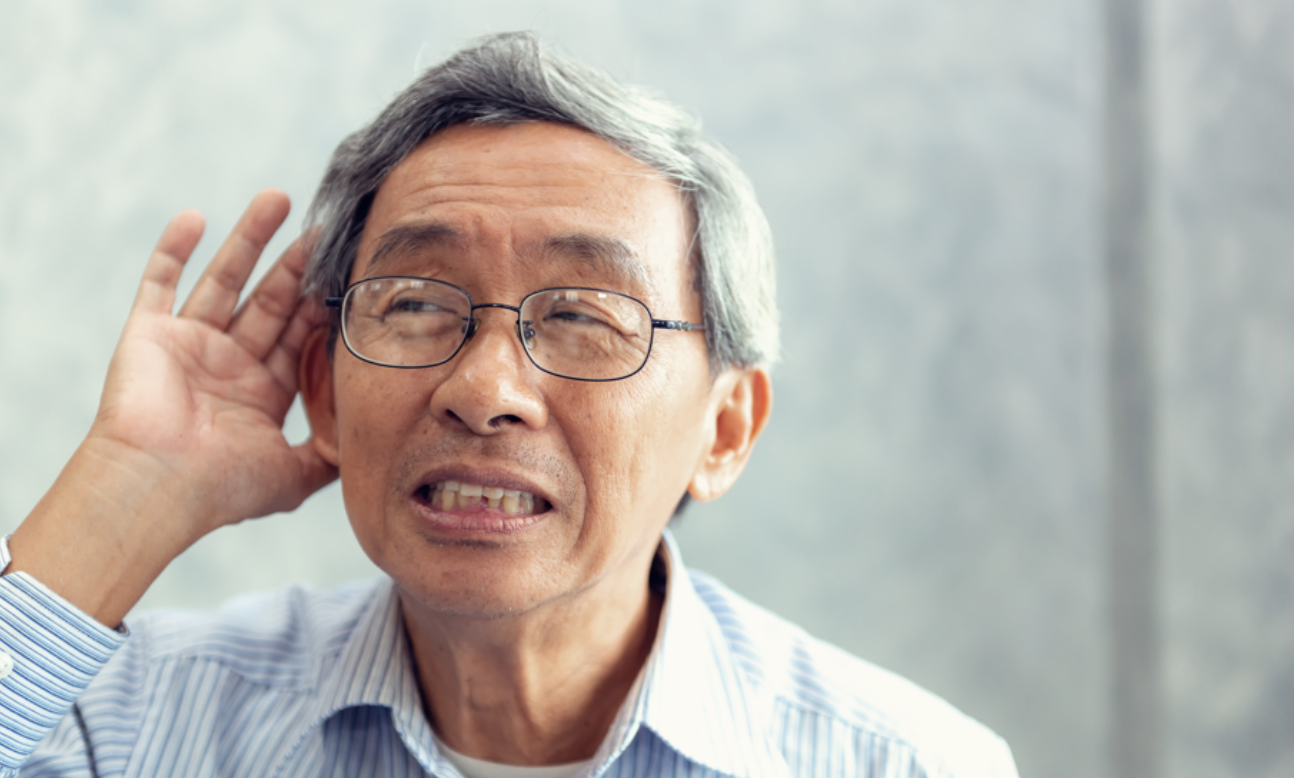 爸媽總「答非所問」？可能不是固執，而是聽不見了！