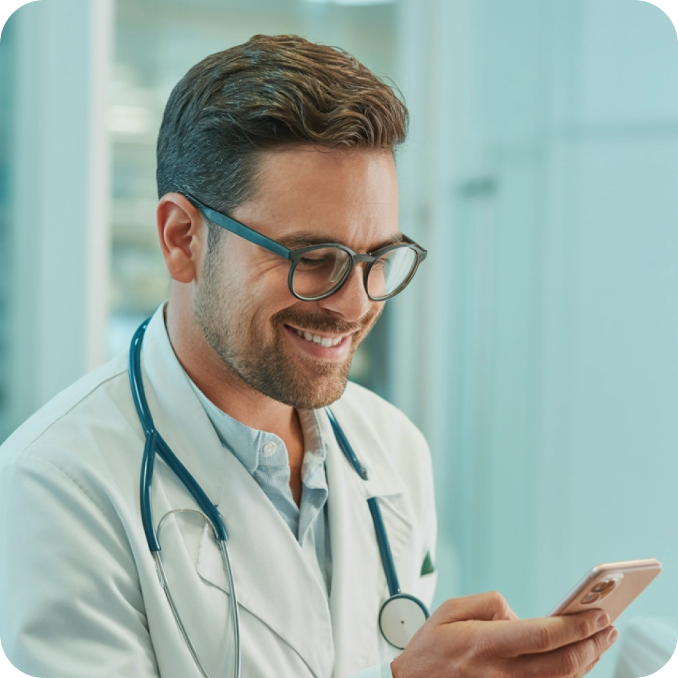 Imagem de um médico no celular checando sua contabilidade no Medclinic.