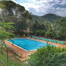 Piscina exterior d’El Collell envoltada de natura, ideal per a activitats d’estiu i lleure.