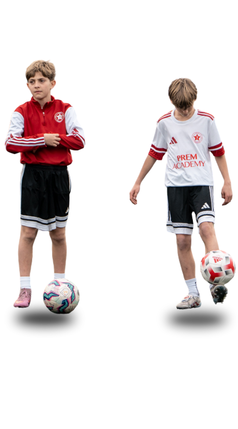 Dos joves jugadors de futbol amb l'equipació oficial de Prem Academy preparats per entrenar al màxim nivell.