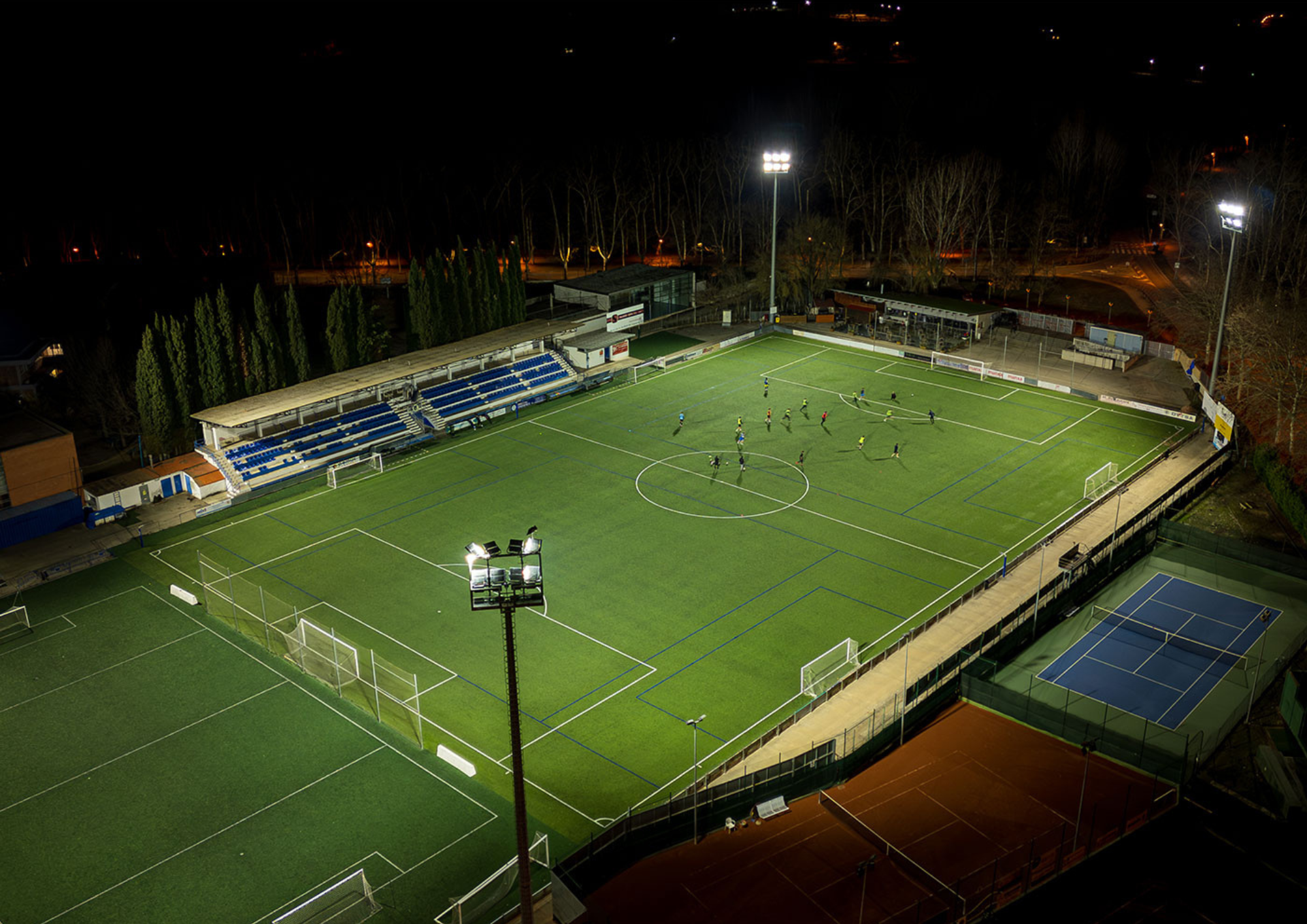 Vista nocturna il·luminada del camp de futbol municipal de Banyoles on entrena Prem Academy.