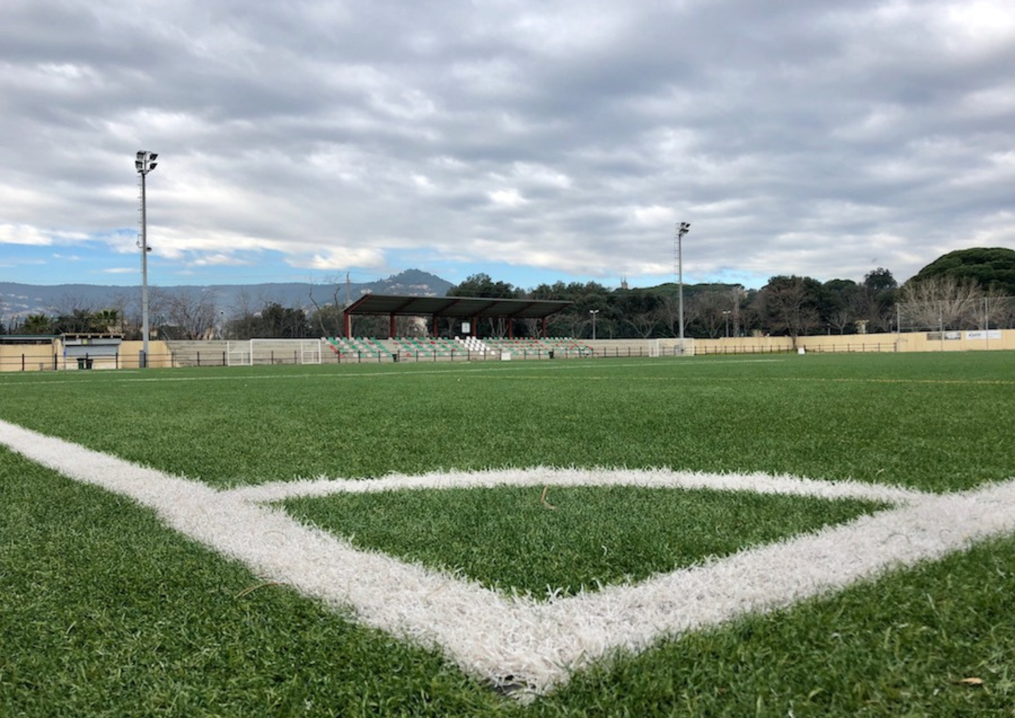 Camp de futbol de gespa artificial a Calonge per als entrenaments de l'acadèmia d'alt rendiment.
