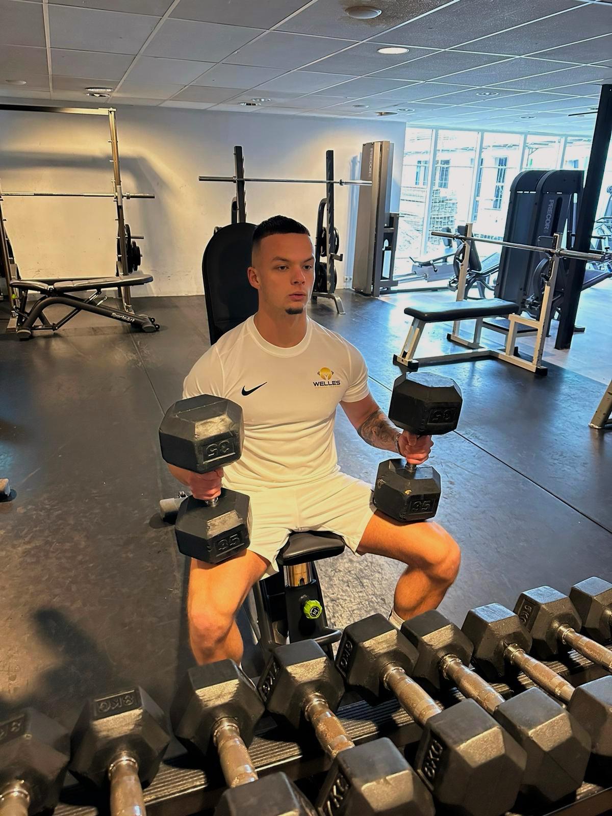 Een Welles PT-trainer met dumbbells