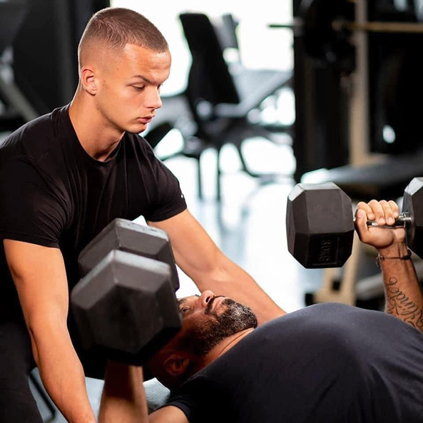 Persoonlijke begeleiding bij een dumbbell-oefening
