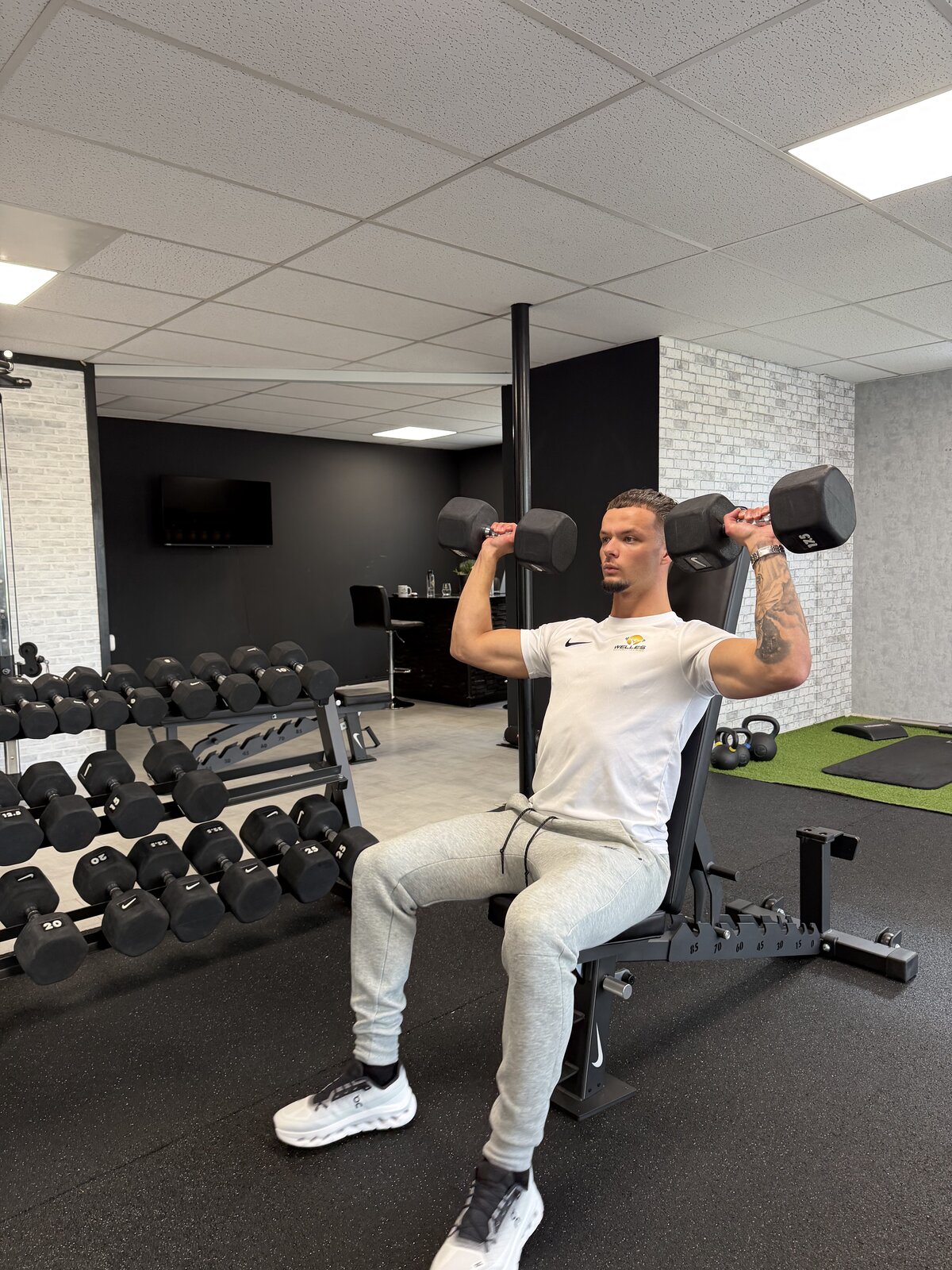 De andere Welles-trainer tijdens krachttraining
