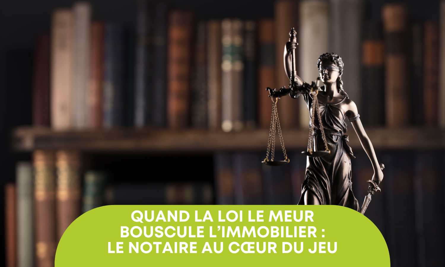 Une balance de la justice en bronze tenue par la statue de Thémis (la Justice aux yeux bandés) se dresse au premier plan sur la droite. En arrière-plan, une bibliothèque remplie de livres de droit aux reliures colorées, créant une atmosphère solennelle.