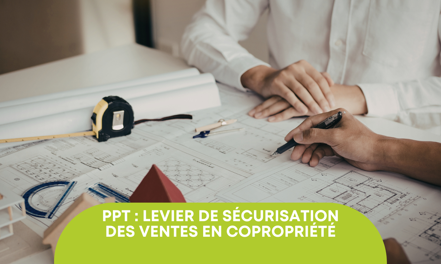 Expert immobilier analysant des plans de copropriété pour sécuriser une vente. Image illustrative pour la mise en place d'un Plan Pluriannuel de Travaux (PPT) en copropriété.