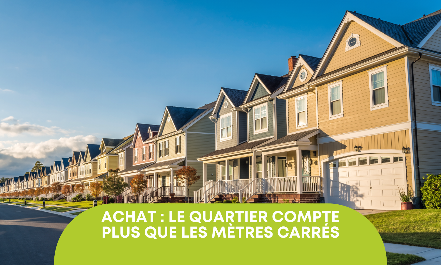 Longue avenue bordée de maisons familiales identiques avec garages, arbres et lumière douce du coucher de soleil.