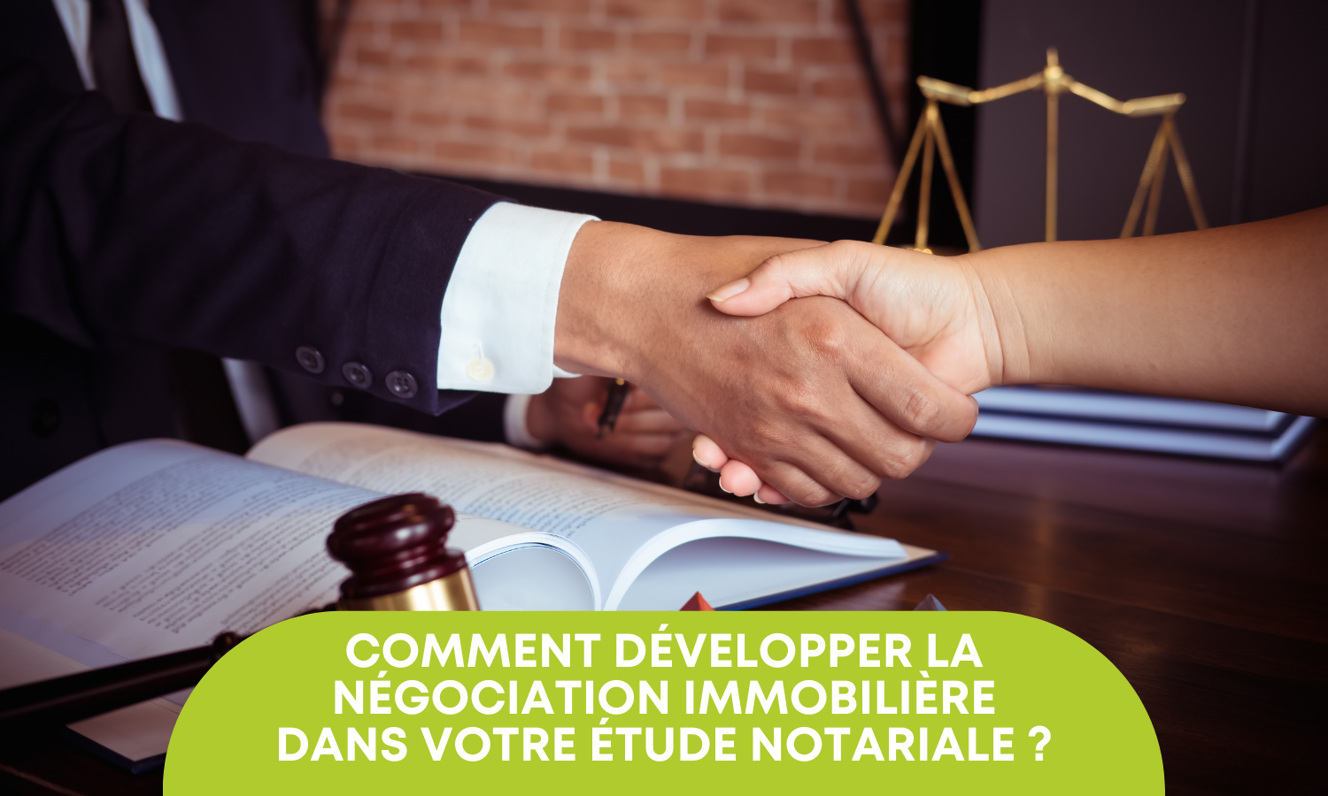Poignée de main entre un notaire et un client au-dessus d’un dossier juridique, avec un marteau de juge et le texte « Comment développer la négociation immobilière dans votre étude notariale ? » en bas de l’image.