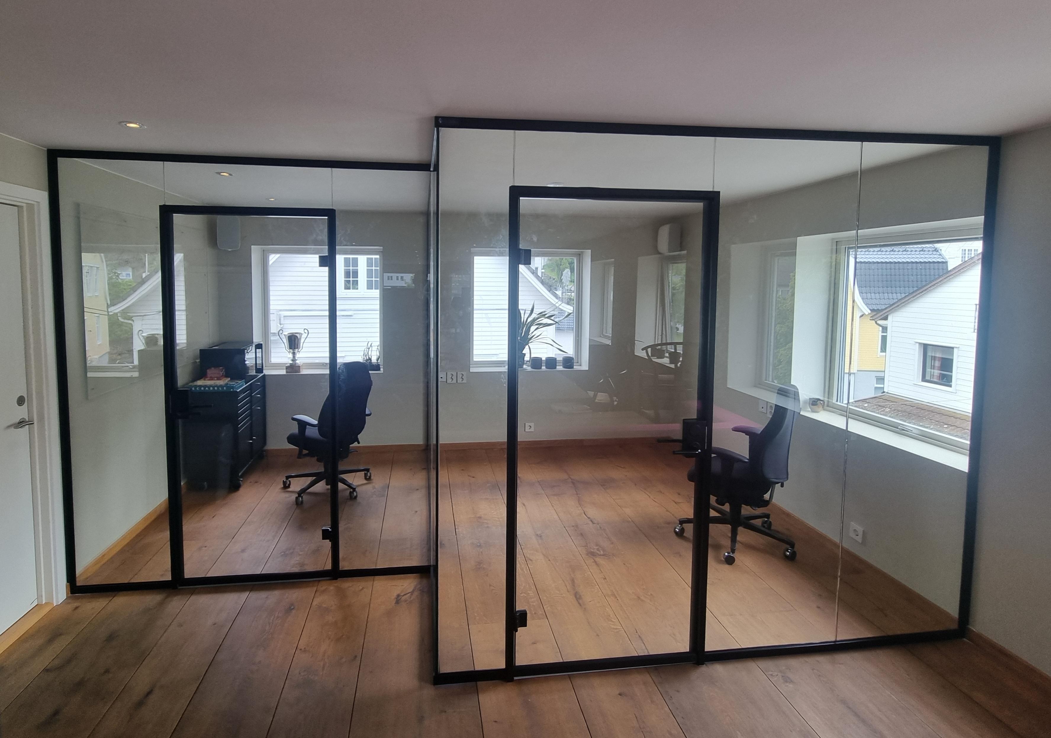 Svarte roca profiler med klart glass