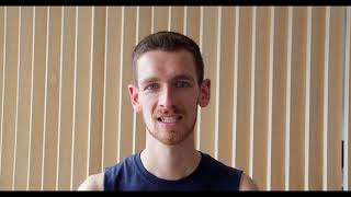 Physio démontrant contrôle de la déviation